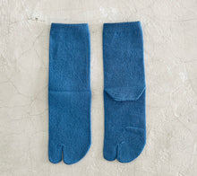 Load image into Gallery viewer, Washi Blend Tabi-Style Plain Crew Socks (4-6.5)