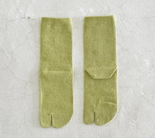 Load image into Gallery viewer, Washi Blend Tabi-Style Plain Crew Socks (4-6.5)