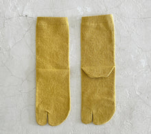 Load image into Gallery viewer, Washi Blend Tabi-Style Plain Crew Socks (4-6.5)