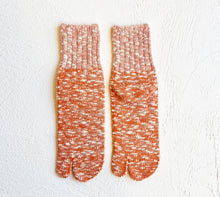 Load image into Gallery viewer, Organic Cotton Slub Two-Tone Mid-Length Tabi Socks (4-6.5)