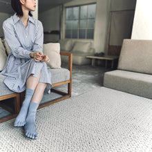 Load image into Gallery viewer, Luminous Silk 5Toe Crew Socks (4-6.5)