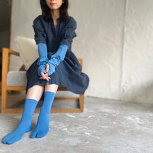 Load image into Gallery viewer, Washi Blend Tabi-Style Plain Crew Socks (4-6.5)