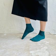 Load image into Gallery viewer, Mino Washi & Organic Cotton Tabi-Style Mid-Calf Socks (4-6.5)