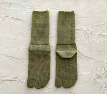 Load image into Gallery viewer, Merino Wool Rib Tabi-Style Crew Socks (4-6.5)