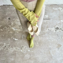 Load image into Gallery viewer, Washi Blend Tabi-Style Plain Crew Socks (4-6.5)