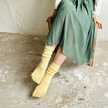 Load image into Gallery viewer, Silk Mélange 5Toe Crew Socks (4-6.5)