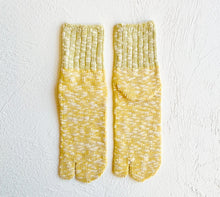 Load image into Gallery viewer, Organic Cotton Slub Two-Tone Mid-Length Tabi Socks (4-6.5)

