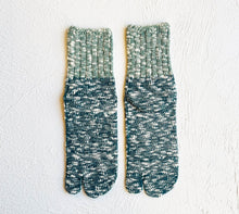 Load image into Gallery viewer, Organic Cotton Slub Two-Tone Mid-Length Tabi Socks (4-6.5)
