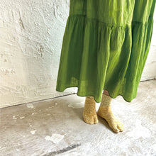 Load image into Gallery viewer, Organic Cotton Slub Two-Tone Mid-Length Tabi Socks (4-6.5)
