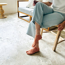 Load image into Gallery viewer, Organic Cotton Slub Two-Tone Mid-Length Tabi Socks (4-6.5)
