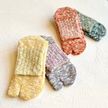 Load image into Gallery viewer, Organic Cotton Slub Two-Tone Mid-Length Tabi Socks (4-6.5)

