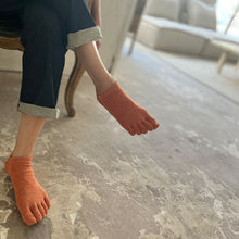 Load image into Gallery viewer, Linen &amp; Silk 5Toe Sneaker Socks (6.5-8.5)
